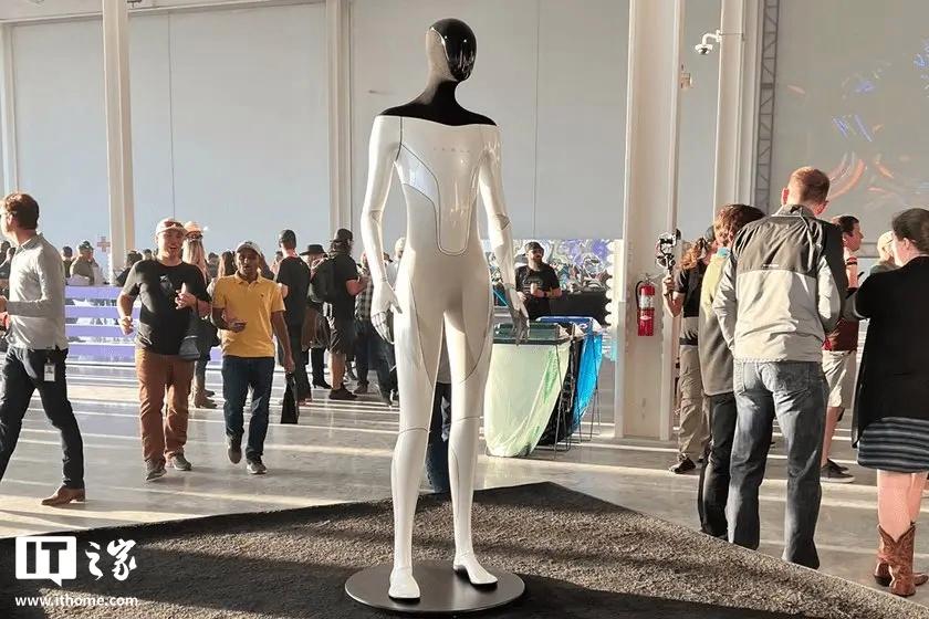 Optimus机器人在芭蕾舞中展现惊人技艺，马斯克预测其最终形态尚需时日