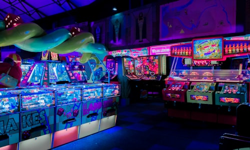 网球大满贯赛事发球瞬间 - 运动员专注表情