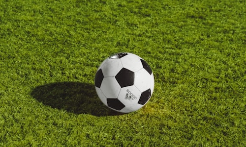 欧洲冠军联赛足球比赛精彩瞬间 - 球员射门动作