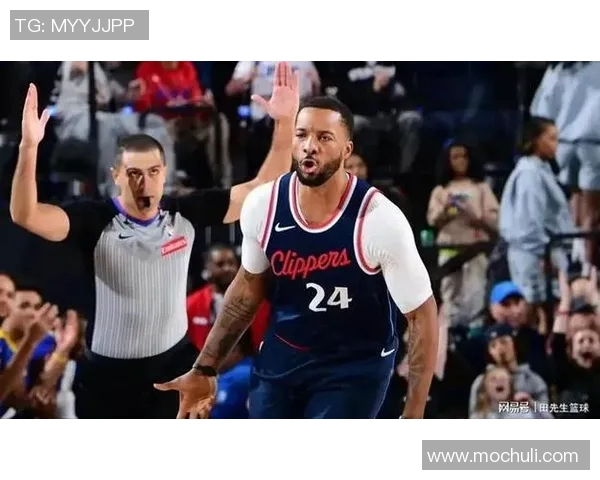 老板很满意!小琼斯起飞滑翔双手暴扣 鲍尔默场边露出笑容